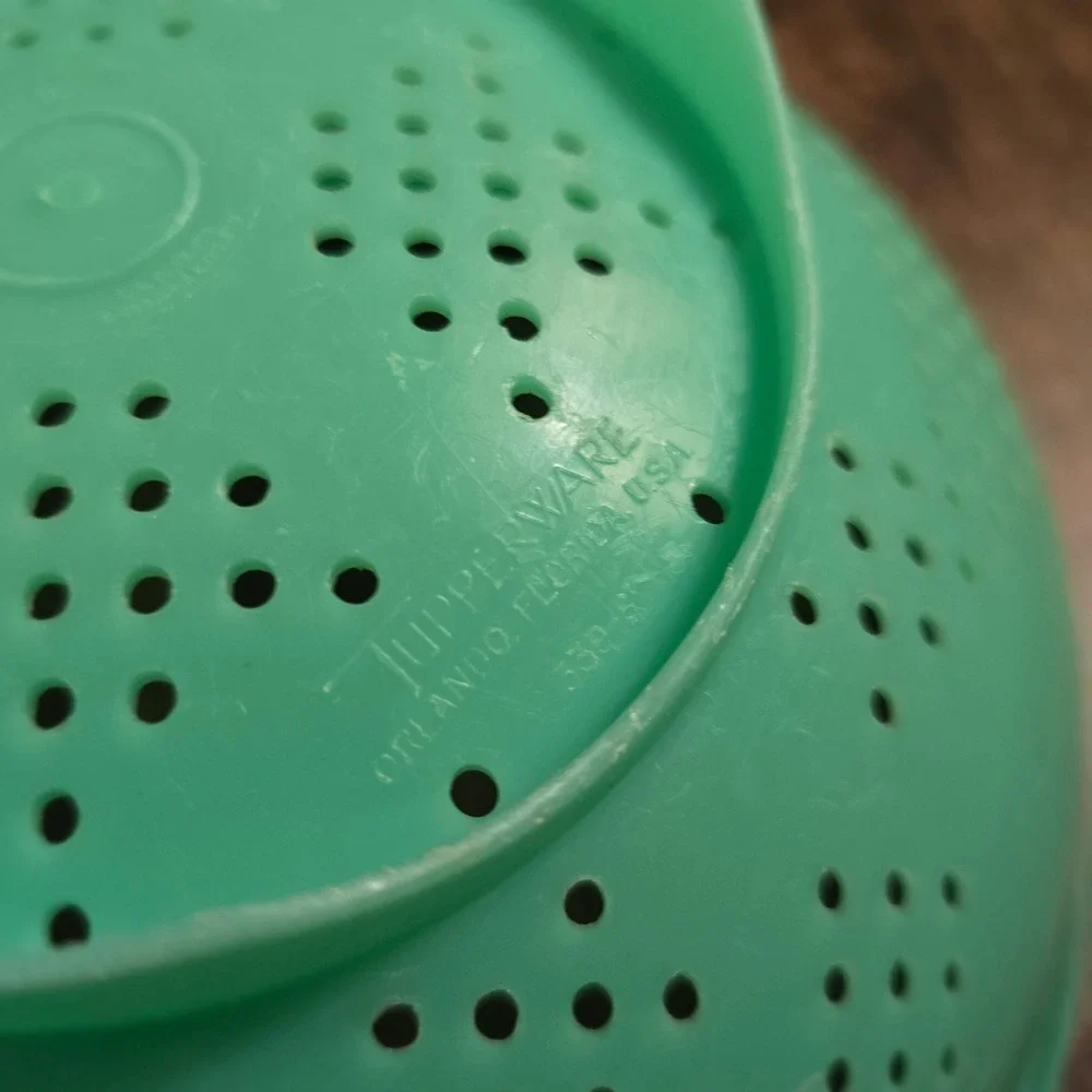 TUPPERWARE Colander Kitchenware 9.25in Green Excellent Vintage Starburst Pattern